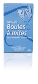 Photo libre de droit de Boules À Mites Dans Le Verre Sur Les Sacs